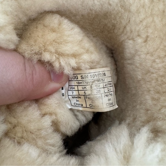 Ugg Classic Bailey Boots with Buttons Size 7 - Picture 6 of 6